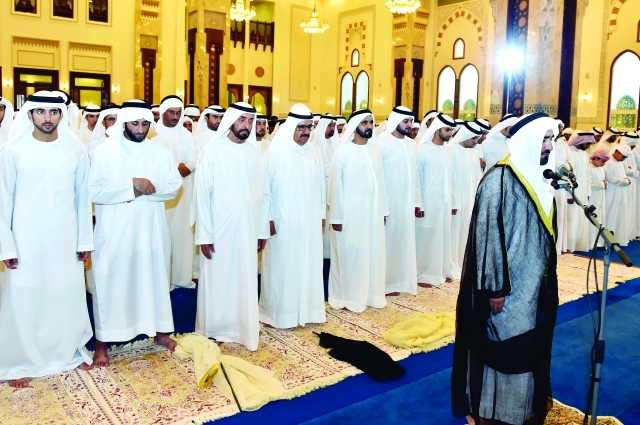 "محمد بن راشد يؤدي صلاة العيد وإلى جانبه حمدان بن محمد وحمدان بن راشد ومكتوم ومنصوروسعيد بن محمد وسعيد بن مكتوم ومحمد بن خليفة تصوير- محمد هشام"