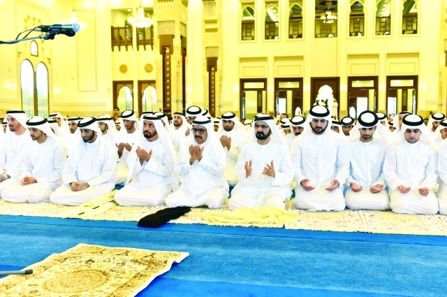 "محمد بن راشد أثناء الدعاء بحضور حمدان بن محمد وحمدان بن راشد ومكتوم ومنصور وسعيد بن محمد وسعيد بن مكتوم ومحمد بن خليفة"