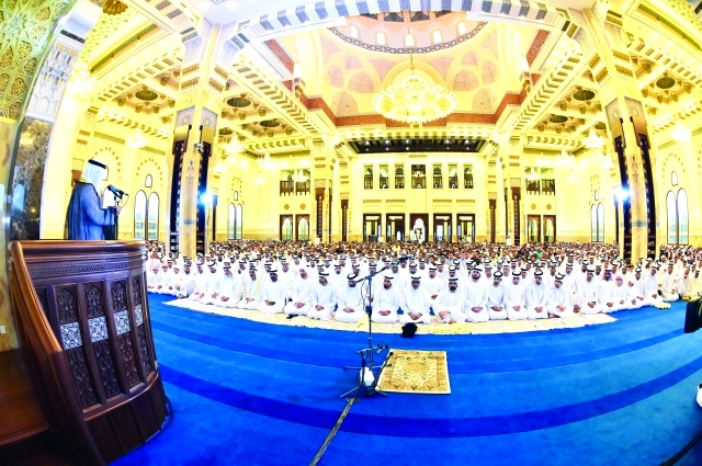 "محمد بن راشد يستمع إلى خطبة العيد بحضور حمدان بن محمد وحمدان بن راشد ومكتوم ومنصوروسعيد بن محمد و سعيد بن مكتوم والشيوخ"