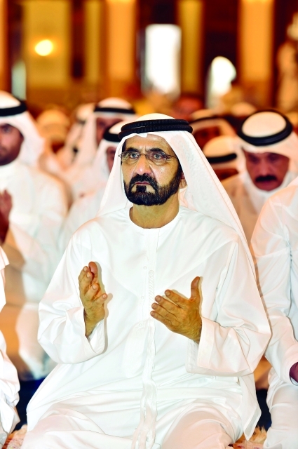 "محمد بن راشد خلال الدعاء في صلاة العيد"
