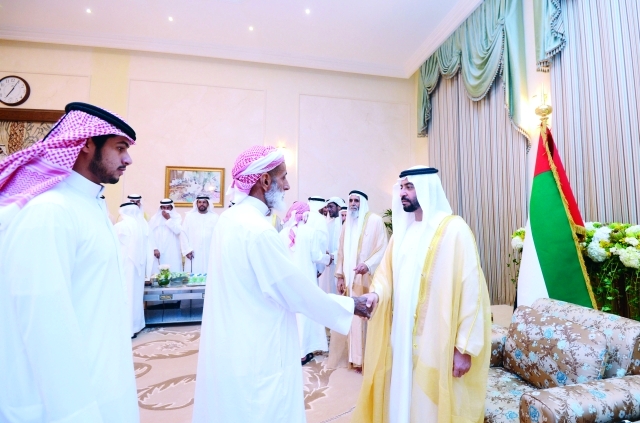 "و يتقبل تهاني المواطنين"