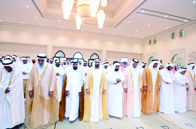 "حمدان بن زايد أثناء أداء الصلاة وام"
