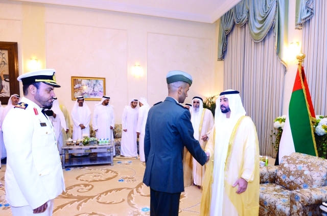 "ويتقبل تهاني قيادات عسكرية"