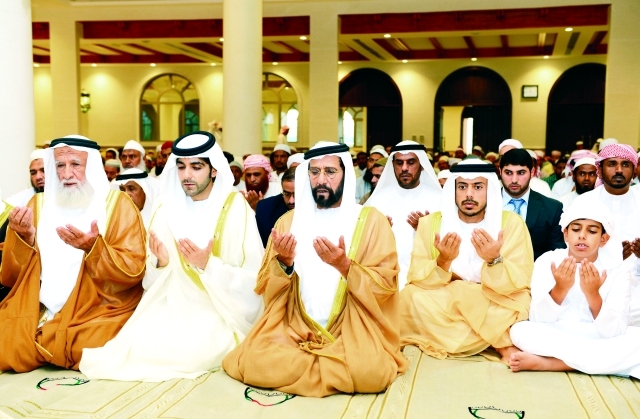 "طحنون بن محمد وسلطان وهزاع بن طحنون أثناء الصلاة وام"