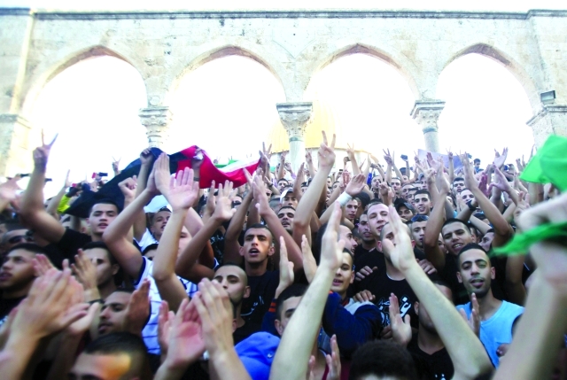 "فلسطينيون يرفعون شارات النصر في الحرم القدسي أ.ف.ب"