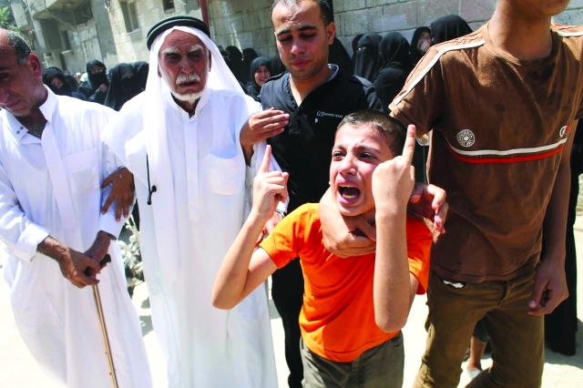 "طفل لسان حاله يستصرخ ضمير العالم خلال جنازة في أول أيام العيدرويترز"