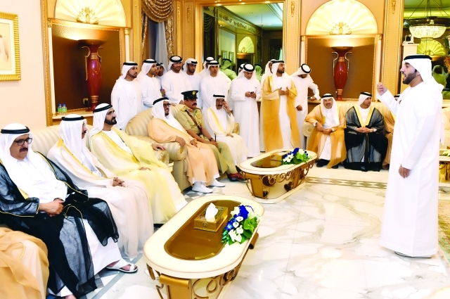 "محمد بن راشد يستمع إلى قصيدة  محمد بن حماد الكعبي بحضور حمدان بن راشد ومحمد المر وضاحي خلفان ومصبح الفتان وخميس المزينة والشيوخ  \t\t\t\t\t\t\t\t   تصوير محمد هشام"