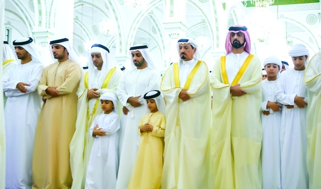 "حميد النعيمي وعمار وأحمد وعبد العزيز وراشد النعيمي والشيوخ أثناء الصلاة \t \t\t وام"