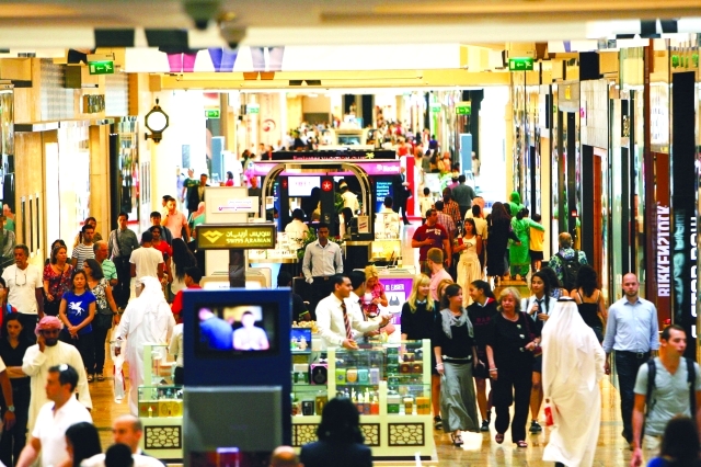 "إقبال واسع على مراكز التسوق"