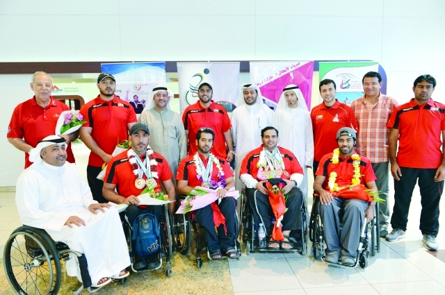 "الورود تطوق أعناق فرسان الإرادة ومعهم مسئولو الاتحاد لحظة عودتهم مظفرين إلى البلاد تصوير جابر عابدين"