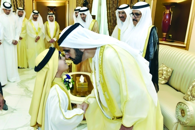 "محمد بن راشد يتقبل التهنئة بأبوة حانية وإلى جانب سموه حمدان ومكتوم بن محمد وحمدان بن راشد تصوير: محمد هشام"