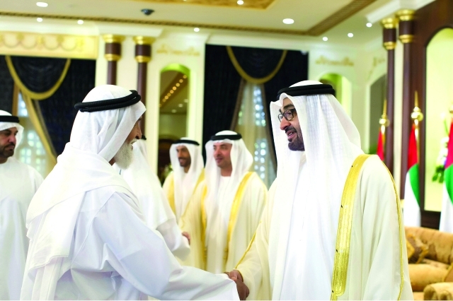 "محمد بن زايد يصافح المهنئين بحضور هزاع ونهيان بن زايد\tوام"