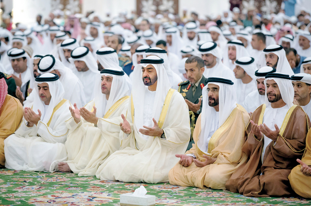 "محمد بن زايد وسيف وسرور بن محمد وهزاع وسيف بن زايد خلال دعاء العيد"