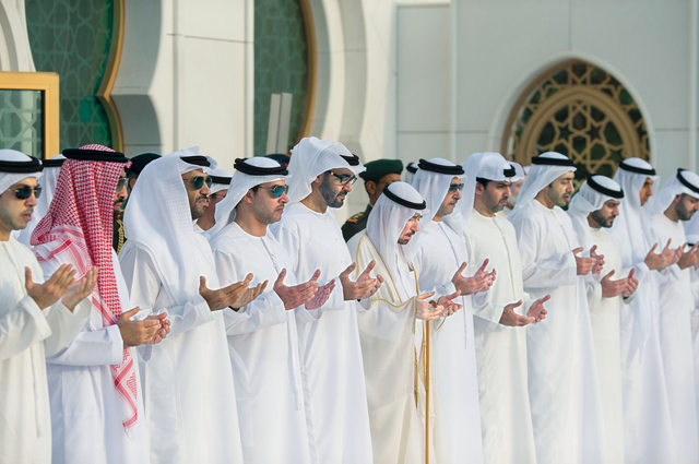 "محمد بن زايد وهزاع ونهيان وسيف وطحنون ومنصور وحامد وعبدالله وخالد بن زايد والشيوخ خلال زيارة ضريح الشيخ زايد"