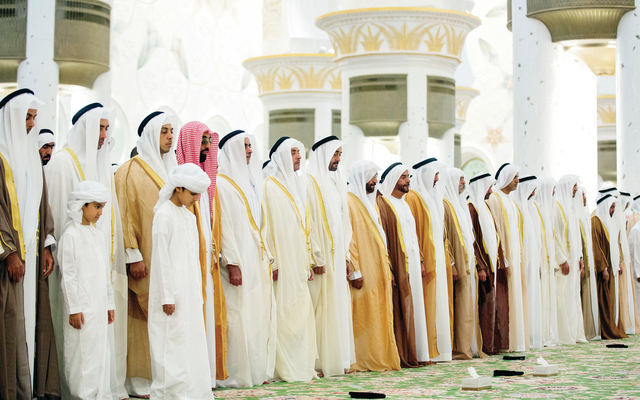 "محمد بن زايد وسيف وسرور بن محمد وهزاع ونهيان وسيف وطحنون ومنصور وحامد وعبدالله وعمر بن زايد آل نهيان ونهيان بن مبارك خلال صلاة العيد وام"