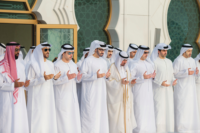 "ولي عهد أبوظبي خلال زيارة ضريح الشيخ زايد بحضور هزاع ونهيان وسيف وطحنون ومنصور وحامد وعبدالله بن زايد آل نهيان"