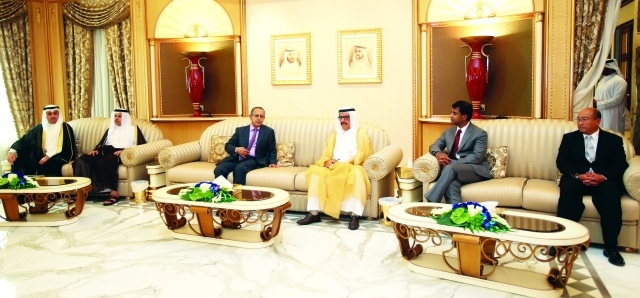 "نائب حاكم دبي يتبادل الحديث والتهاني مع الضيوف من القناصل والدبلوماسيين المعتمدين لدى الدولة"