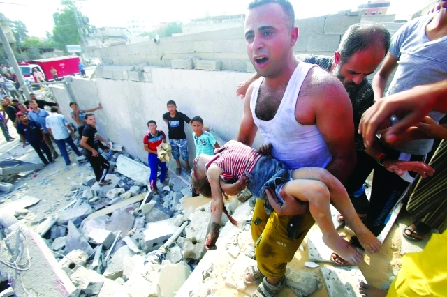 "صورة 2 عمود: فلسطيني يحمل طفلة استشهدت في قصف على خان يونس رويترز"