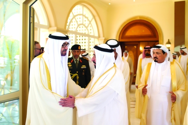 "محمد بن زايد مستقبلاً سلطان القاسمي بحضور حميد النعيمي وعمار بن حميد"