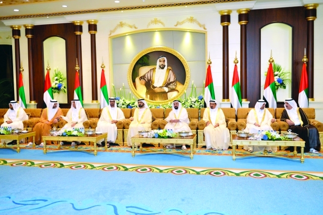 "محمد بن راشد وسلطان القاسمي وحميد النعيمي وحمد الشرقي وسعود المعلا وسعود القاسمي ومحمد بن زايد ومحمد الشرقي   تصوير: سيف محمد"