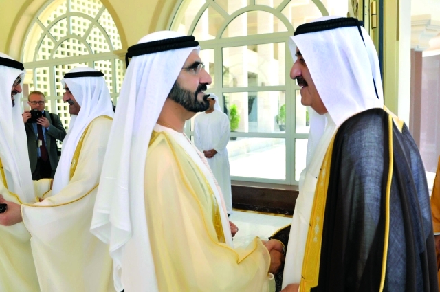 "محمد بن راشد مستقبلاً سعود المعلا بحضور حمد الشرقي ومحمد بن زايد"
