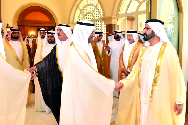 "محمد بن راشد مستقبلاً حمد الشرقي بحضور سعود المعلا وعمار النعيمي ومحمد بن حمد وراشد بن سعود ومنصور بن زايد"