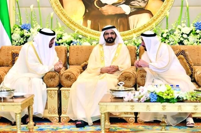 "محمد بن راشد وسلطان القاسمي ومحمد بن زايد خلال الاستقبال"