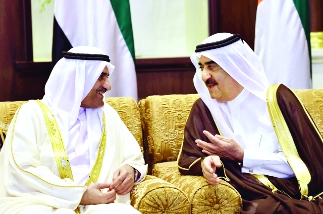"حمد الشرقي في حديث مع سعود المعلا خلال الاستقبال"