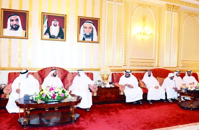 "حاكم الفجيرة يتلقى بحضور ولي العهد التهاني والتبريكات من الشيوخ وكبار المسؤولين وام"