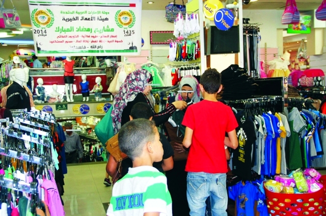 "جانب من توزيع المساعدات\t\t\t\t\t\t\t\t\t         وام"