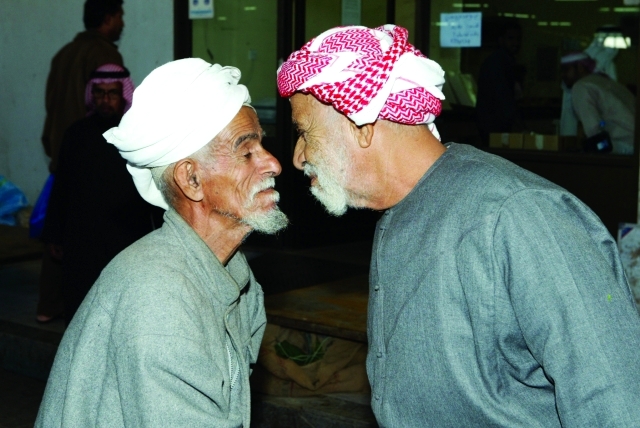 "التزاور وصلة الرحم قيم تتميزبها احتفالات العيد عبر الأجيال"