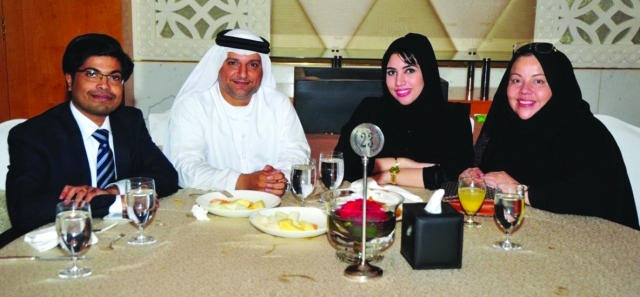 "الدكتور عمر المثنى مع فريق عمل إدارة الرقابة والتراخيص"