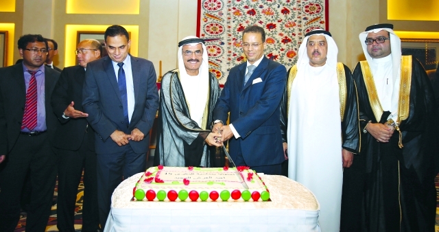 "عبد الله بالحيف النعيمي ومحمد يحيى العلوي و عبد الرحمن الغرير خلال قطع قالب الحلوى احتفالا بالمناسبة"