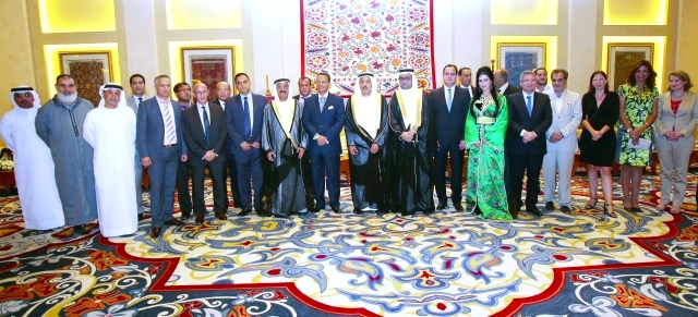 "عبد الله بالحيف النعيمي ومحمد يحيى العلوي وعبد الرحمن الغرير يتوسطون عدداً من الحضور \tتصوير: زافير"