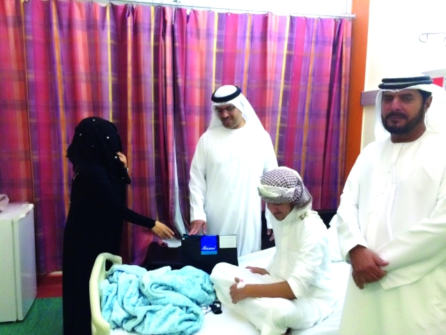 "الزميلة هند عيسى أثناء زيارة مستشفى صقر في رأس الخيمة"