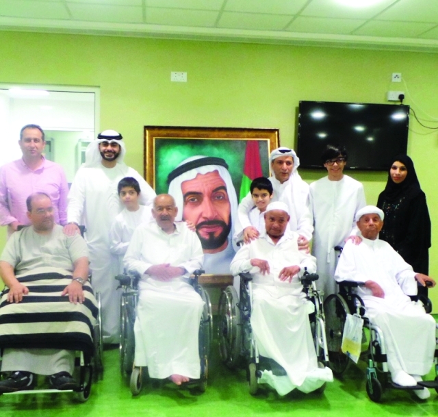 "عبد الرحمن نقي ومجموعة من الصحافيين وبعض النزلاء من كبار السن في أبوظبي"