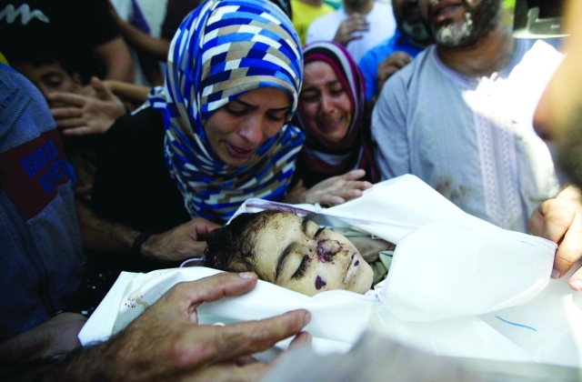 "أم وخالة الطفلة الشهيدة ليان السلك تبكيانها قبيل تشييعها في غزة أ.ف.ب"