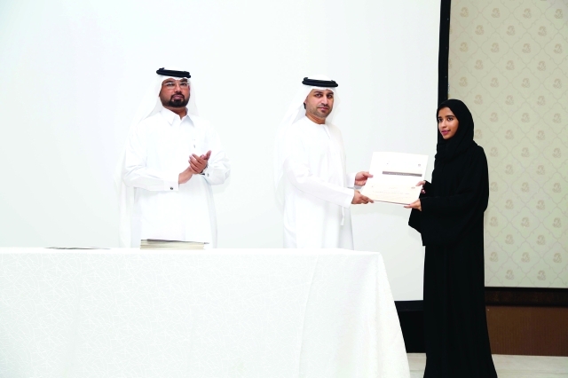 "ويكرم إحدى الطالبات"