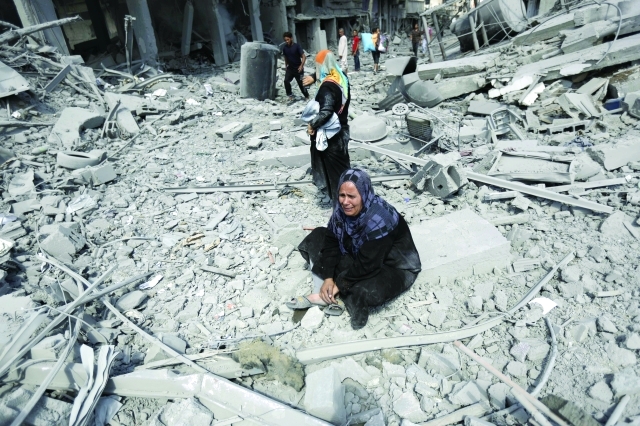 "فلسطينية تبكي فوق حطام منزلها الذي دمرته طائرات الاحتلال في بيت حانون  أ.ف.ب"