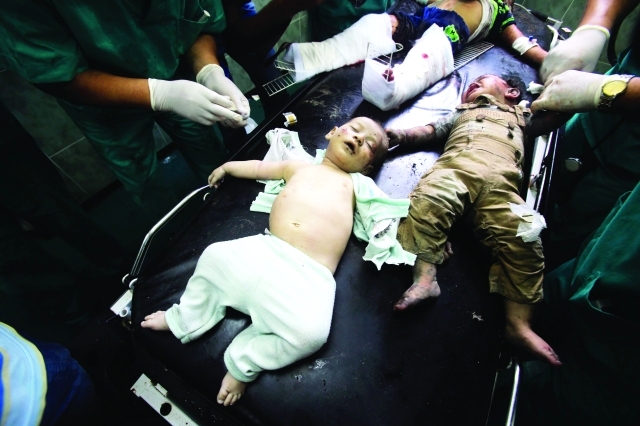 "أطفال من ضحايا العدوان في أحد مستشفيات غزة\tرويترز"