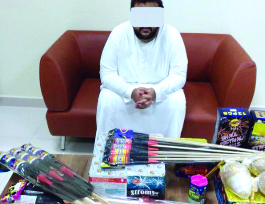 "المتهم والألعاب النارية المضبوطة \t من المصدر"