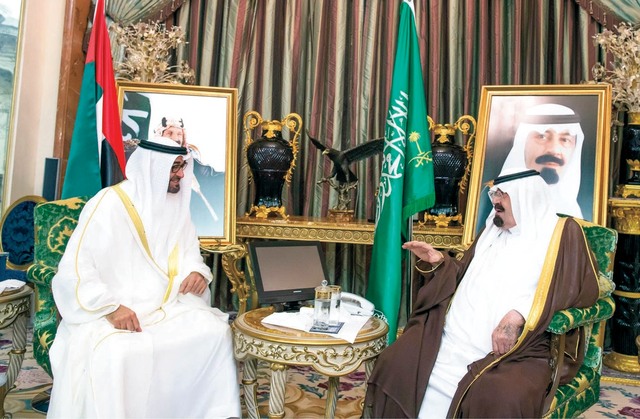 "عبدالله بن عبد العزيز خلال مباحثاته مع محمد بن زايد حول قضايا المنطقة وام"