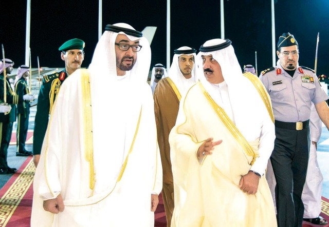 "محمد ومنصور بن زايد لدى الوصول إلى جدة وفي استقبالهما متعب بن عبد الله"