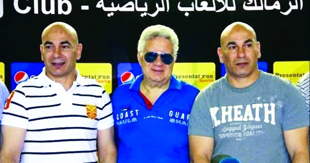 "مرتضى منصور يتوسط التوأم ابراهيم وحسام حسن \t البيان"