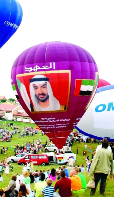 "منطاد العهد متوجا بصورة محمد بن زايد\t البيان"