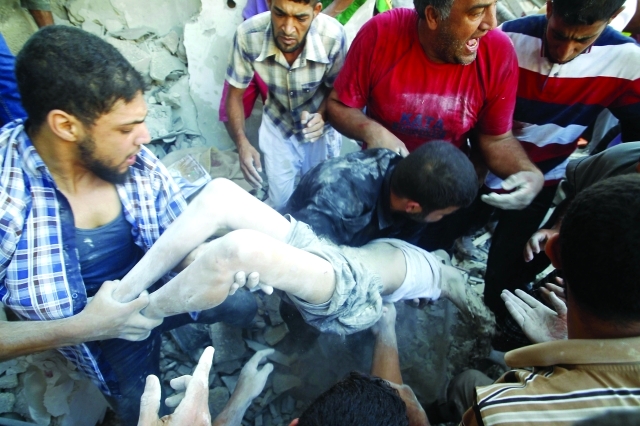 "الفلسطينيون يحملون جثمان طفل من عائلة الغول الذي استشهد إلى جانب 9 من أفراد أسرته إثر غارة على منزلهم في رفح أ.ف.ب"