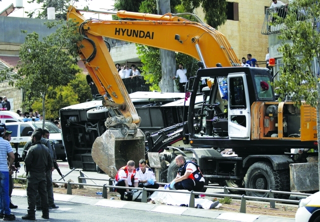 "شرطة الاحتلال تتفقد جثة رجل فلسطيني قتلته بعد أن صدم بجرافته حافلة اسرائيلية في القدس \t \t أ.ف.ب"