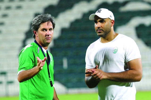 "المدرب جونيور يتحدث الى جمعة راشد"