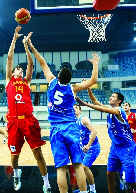 "المنتخب الإسباني كسب اليوناني بفارق 7 نقاط \tالبيان"