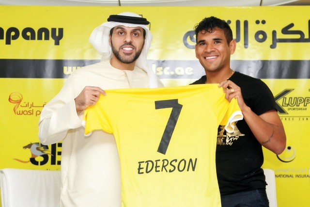 "اديرسون وماجد عبيد الله مع قميص اللاعب الجديد"